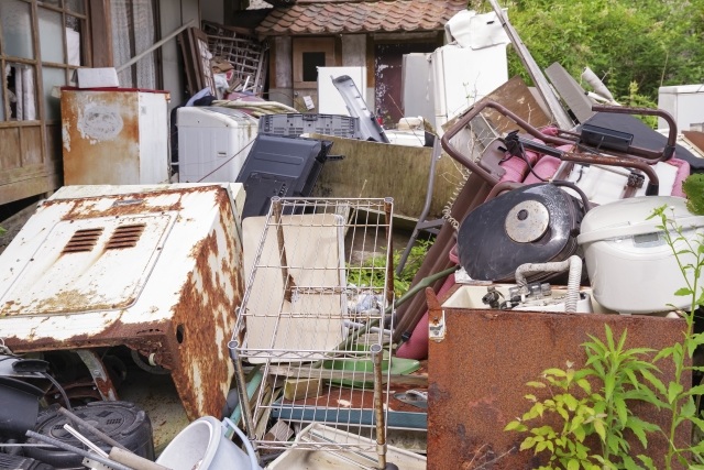 庭に散乱する廃棄された家電製品