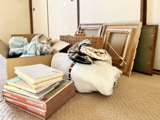 和室に置かれた整理された荷物