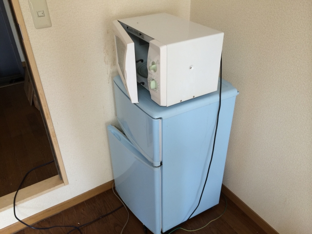 角の小さな冷蔵庫と電子レンジ