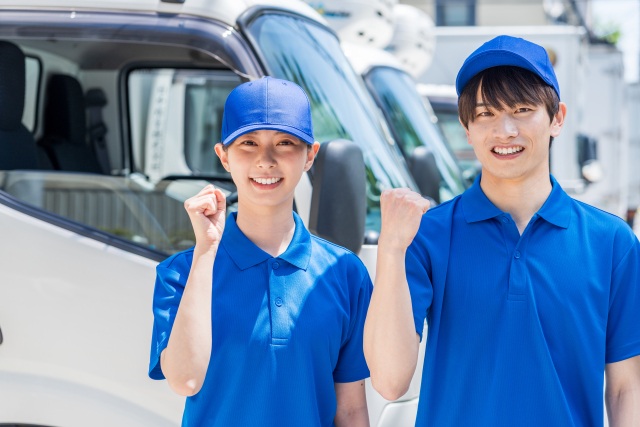 青いユニフォームでガッツポーズをする二人