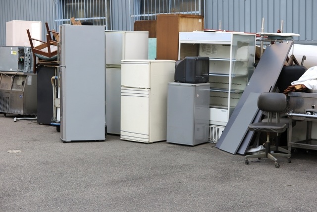 屋外に並べられた中古の家電製品