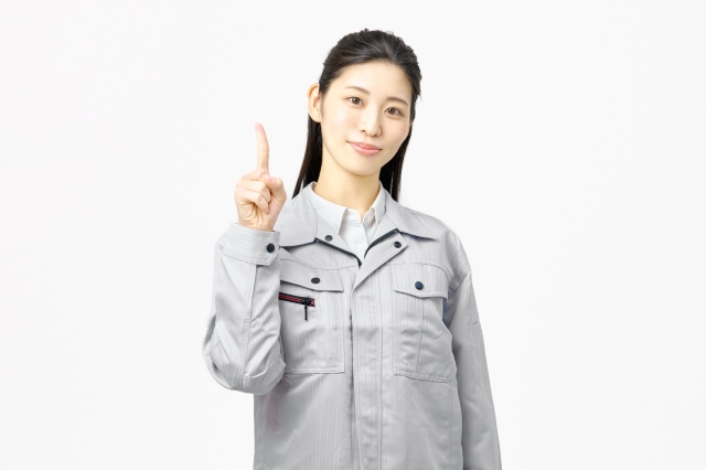 作業服を着た女性が指を立てる