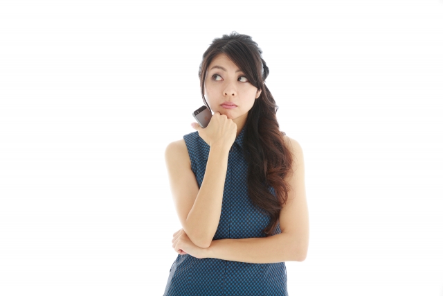 考え込むドレス姿の女性