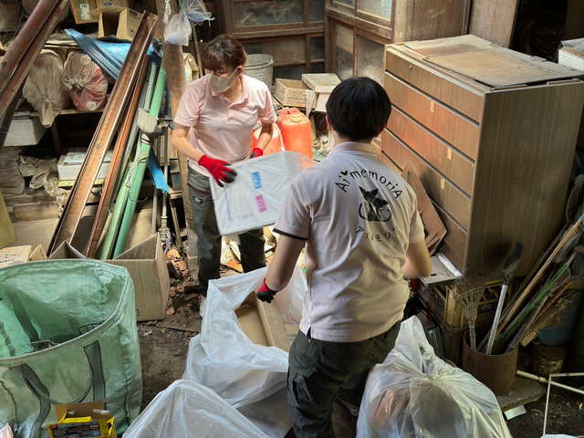 お片付けのプロ!アイメモリア:物置の片付け作業中