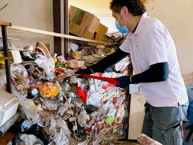 お片付けのプロ!アイメモリア:ゴミ屋敷の作業中